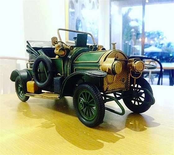 Tùy vào kích thước và độ tinh xảo, một chiếc xe mô hình từ phế liệu sẽ có trọng lượng từ 1 kg - 10 kg và giá bán từ 100.000 tới hàng triệu đồng. (Nguồn: Kiến thức)