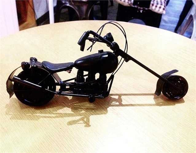 Về cơ bản, những mô hình này được người thợ cơ khí thủ công Việt Tạo kiểu dáng dựa trên những mẫu xe thật bằng cách hàn các chi tiết phế liệu lại với nhau.