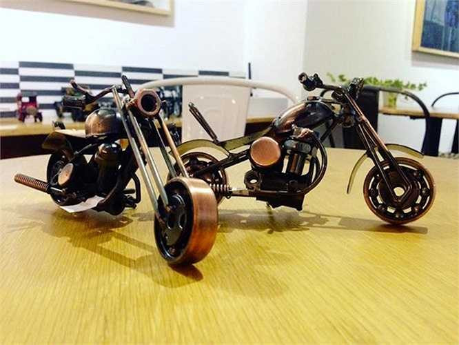 Tuy nhiên, trước khi 'chế tạo' mỗi chiếc xe, các món phế liệu phải trải qua một công đoạn xử lý đầy phức tạp, do phần lớn trong số chúng là các chi tiết rất bẩn, dính đầy dầu mỡ. Người thợ sẽ phải lọc, rửa sạch, đánh bóng và sau đó bôi chất chống gỉ tới từng ngóc ngách.