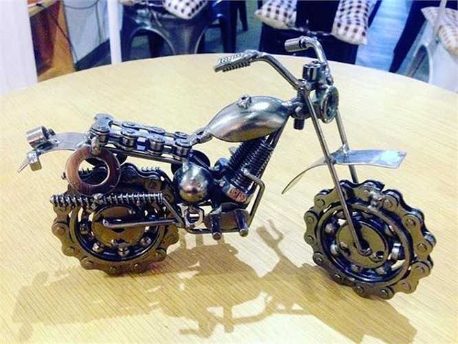 Chỉ từ các món phế liệu nhỏ, họ đã có thể mô phỏng hàng trăm kiểu dáng xe được sản xuất ngoài đời thật. Bạn có nhận ra hình dáng của một chiếc 'cào cào' enduro với lốp gai và động cơ 2 xi-lanh thẳng hàng khi nhìn vào mô hình này?