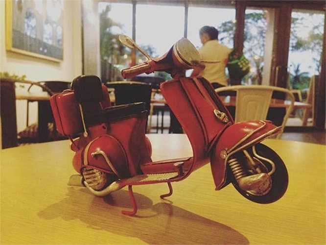 Làm những chiếc scooter này có phần kỳ công hơn những dòng môtô khác do người thợ sẽ phải cắt những mảnh tôn, nhôm rất nhỏ và sau đó gò hàn chúng để tạo thành những đường cong như xe thật.