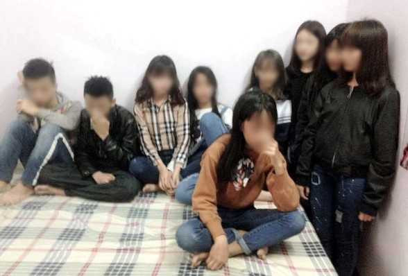 Nhóm thiếu niên bị bắt gặp trong nhà nghỉ. Ảnh cắt từ clip.