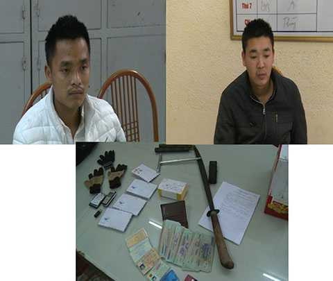 Đối tượng Phạm Văn Chiều và Nguyễn Đức Thắng cùng tang vật thu giữ (Ảnh Trung Thành)