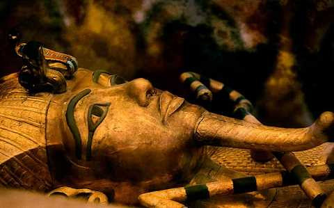 Vua Tutankhamun trong quách đá dát vàng