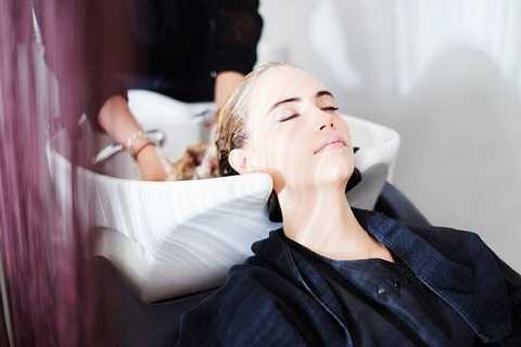 Nên lựa chọn một tư thế gội đầu phù hợp