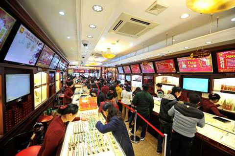 Thờ ơ đà tăng của giá vàng thế giới, giá vàng trong nước lại rẻ