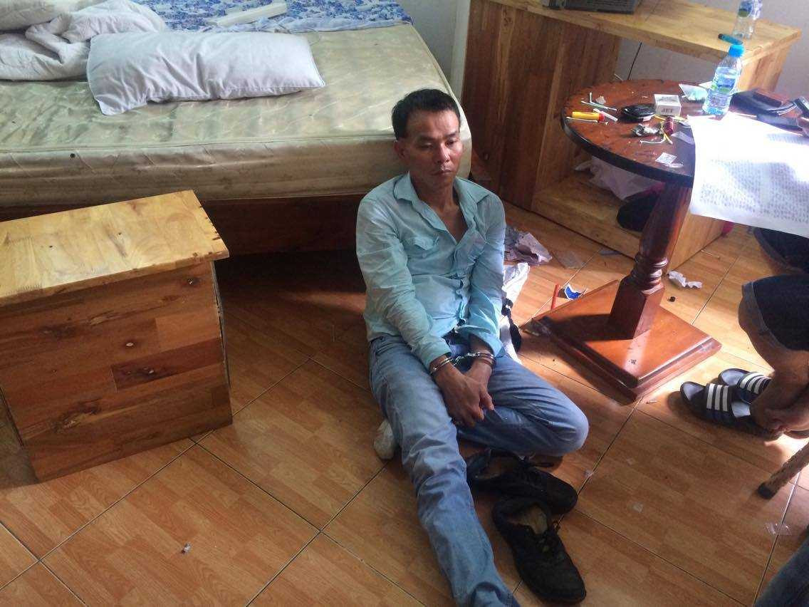 1 trong số những người bị tạm giữ tại khách sạn