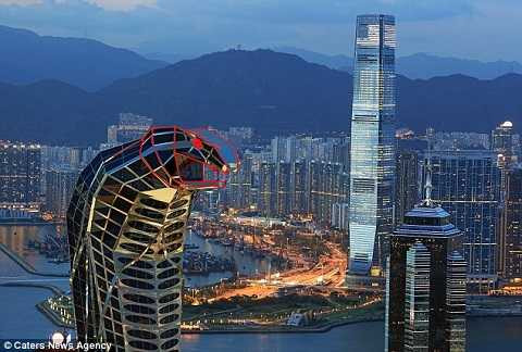 Tháp rắn được thiết kế hệ thống thay đổi màu sắc ban ngày và ban đêm