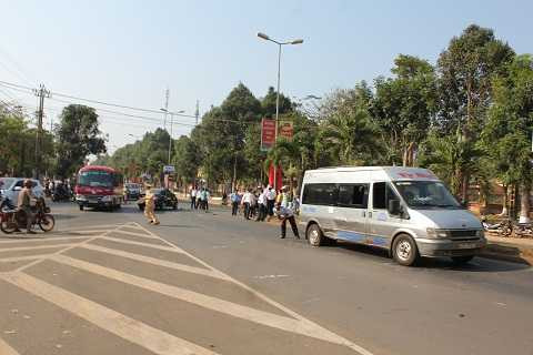 Nhiều người dân hiếu kỳ đến xe m vụ tại nạn