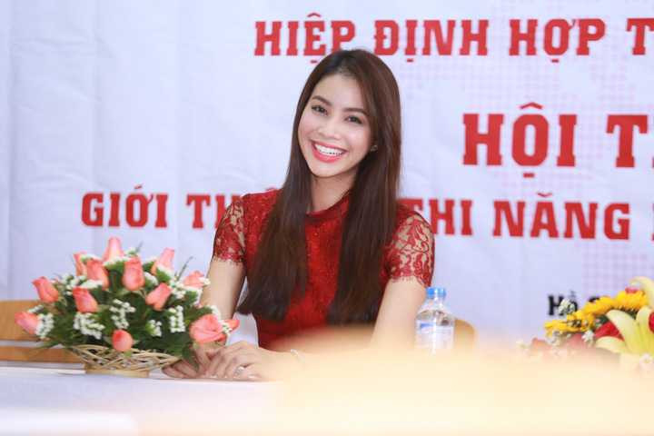 Vừa qua, Phạm Hương cũng tham dự một sự kiện do Hiệp hội <a href='https://vtcnews.vn/giao-duc.538.0.html' >giáo dục</a> ngôn ngữ Nhật Bản tổ chức. Tham dự sự kiện này, Phạm Hương không diện trang phục cầu kỳ và make up đậm đà như khi tham dự nhiều sự kiện giải trí khác.