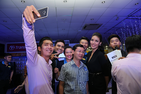 Lan khuê thân thiện selfie cùng các khách hàng đầu tiên sở hữu siêu phẩm. Lan khuê thân thiện selfie cùng các khách hàng đầu tiên sở hữu siêu phẩm.