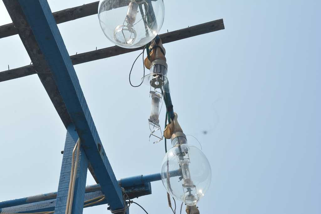 Bóng đèn bị bắn vỡ trên tàu cá QNa 91865 TS của ngư dân Quảng Nam. Ảnh: Hồng Anh.