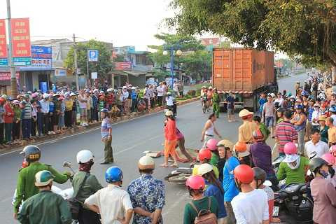 hàng trăm người dân hiếu kỳ đến xem vụ tai nạn-Ảnh:Thanh Hải hàng trăm người dân hiếu kỳ đến xem vụ tai nạn-Ảnh:Thanh Hải