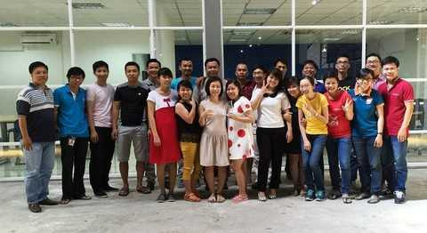 Anh Nguyễn Hải Dương – thứ 4 từ trái sang – và các nhân viên của LEX Anh Nguyễn Hải Dương – thứ 4 từ trái sang – và các nhân viên của LEX