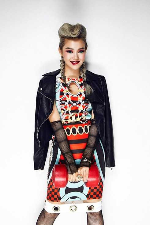 Và cá tính với tóc tết mái uốn sóng.