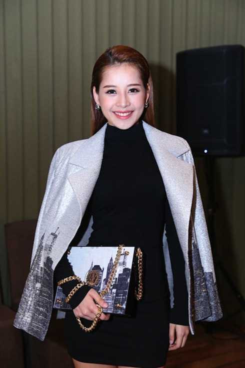 Chi Pu sang trọng với kiểu tóc vuốt ngược.