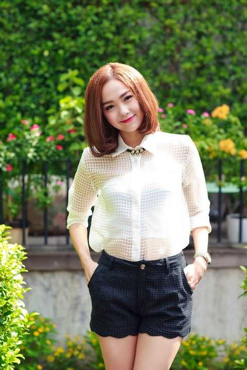 Minh Hằng tóc dài ngang vai.