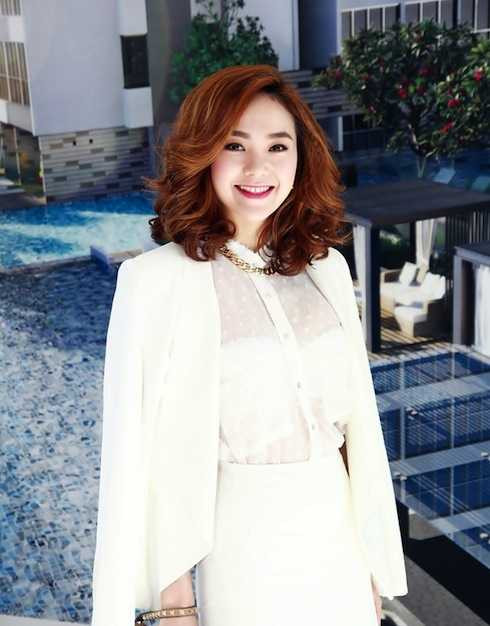 Minh Hằng và mái tóc lob uốn lượn. 