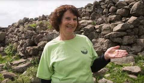 Bà Laurie Rimon là người đã nhặt được đồng xu 2000 năm tuổi. Ảnh Mirror Bà Laurie Rimon là người đã nhặt được đồng xu 2000 năm tuổi. Ảnh Mirror