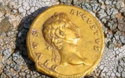 Đồng tiền xu đã 2000 năm tuổi có từ năm 107 sau công nguyên. Ảnh Mirror Đồng tiền xu đã 2000 năm tuổi có từ năm 107 sau công nguyên. Ảnh Mirror