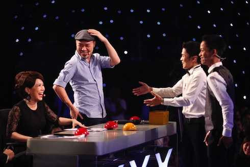 Huy Tuấn múa ballet.