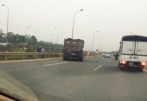 Xe tải đâm một cảnh sát nguy kịch