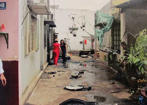 Mâu thuẫn, vác xăng, đốt nhà hàng xóm, 2 thai phụ, xuýt chết cháy