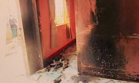 Mâu thuẫn, vác xăng, đốt nhà hàng xóm, 2 thai phụ, xuýt chết cháy