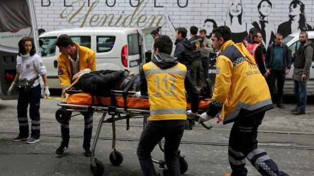 Nhân viên y tế đưa người bị thương tới xe cứu thương tại hiện trường vụ nổ ở Istanbul hôm 19/3