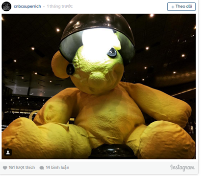  Chú gấu bông khổng lồ này đã từng sống trên đại lộ Park của thành phố New York trước khi được bán với giá 6,8 triệu USD cho thành viên của một gia đình hoàng gia Qatar. 