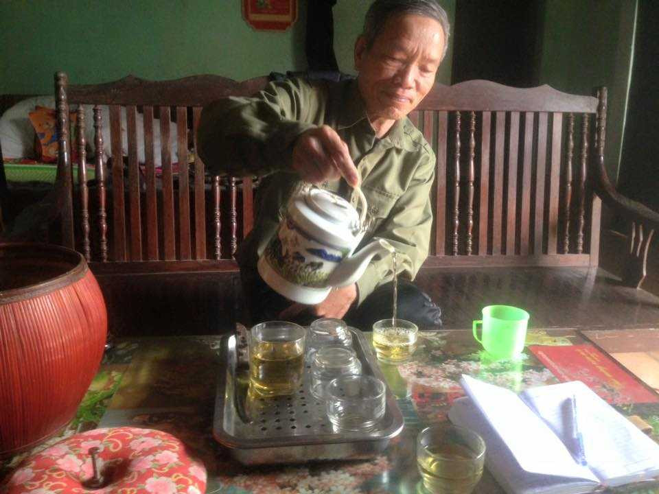 Ông Thư khoe nước chè ông ngon, chữa được nhiều bệnh