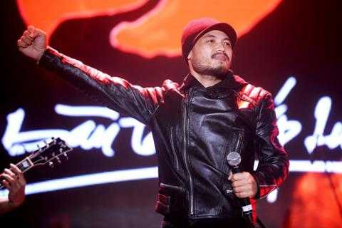 Trần Lập trong live show "Đôi bàn tay thắp lửa"