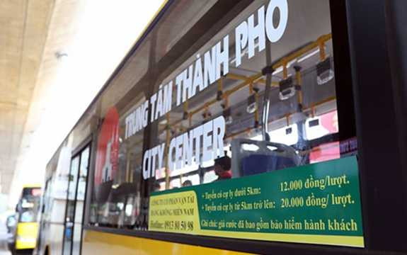 Thời gian di chuyển trong điều kiện không ùn tắc khoảng 45 phút/lượt. Hành khách có thể đợi xe ở các bến từ 15-20 phút. Xe buýt chất lượng cao phục vụ người dân và du khách quốc tế với tuyến đường từ sân bay Tân Sơn Nhất đến trung tâm thành phố và ngược lại. (Ảnh: Thanh Niên) Thời gian di chuyển trong điều kiện không ùn tắc khoảng 45 phút/lượt. Hành khách có thể đợi xe ở các bến từ 15-20 phút. Xe buýt chất lượng cao phục vụ người dân và du khách quốc tế với tuyến đường từ sân bay Tân Sơn Nhất đến trung tâm thành phố và ngược lại. (Ảnh: Thanh Niên)