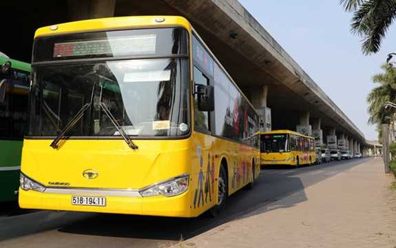 Do hoạt động theo mô hình không trợ giá nên tuyến có cự ly dưới 5km: 12.000 đồng/lượt và cự ly trên 5km: 20.000 đồng/lượt cũng dễ dàng được người dân có nhu cầu di chuyển trên tuyến đường này chấp nhận (Ảnh: Thanh Niên) Do hoạt động theo mô hình không trợ giá nên tuyến có cự ly dưới 5km: 12.000 đồng/lượt và cự ly trên 5km: 20.000 đồng/lượt cũng dễ dàng được người dân có nhu cầu di chuyển trên tuyến đường này chấp nhận (Ảnh: Thanh Niên)