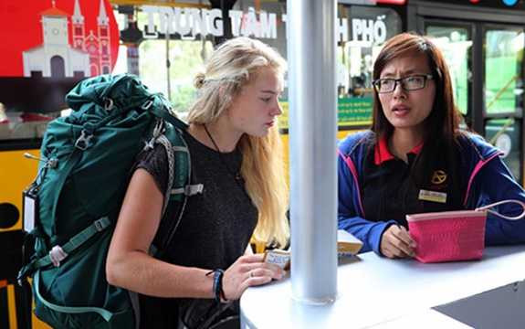 Nhân viên phục vụ tuyến 109 được đào tạo cung cách phục vụ và phải có kỹ năng giao tiếp bằng ngoại ngữ vì lượng khách từ sân bay vào trung tâm TP phần lớn là khách nước ngoài (Ảnh: Thanh Niên) Nhân viên phục vụ tuyến 109 được đào tạo cung cách phục vụ và phải có kỹ năng giao tiếp bằng ngoại ngữ vì lượng khách từ sân bay vào trung tâm TP phần lớn là khách nước ngoài (Ảnh: Thanh Niên)