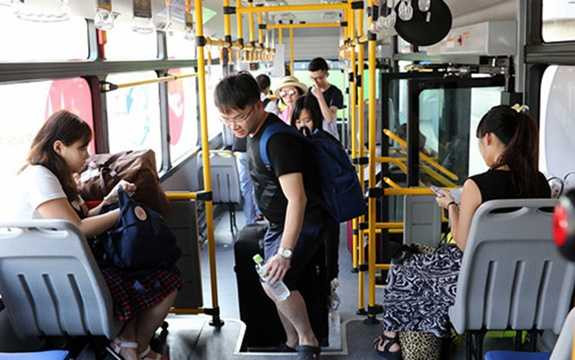 Xe mới hoàn toàn với thiết kế hiện đại, sức chứa tối đa 70 hành khách, đạt tiêu chuẩn khí thải Euro II, hệ thống đảm bảo an toàn cho hành khách (Ảnh: Thanh Niên) Xe mới hoàn toàn với thiết kế hiện đại, sức chứa tối đa 70 hành khách, đạt tiêu chuẩn khí thải Euro II, hệ thống đảm bảo an toàn cho hành khách (Ảnh: Thanh Niên)