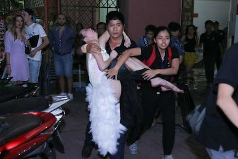 Khánh My ngất xỉu sau đêm diễn.