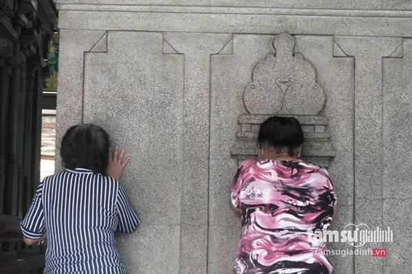 Những người phụ nữ đang chuyện trò cùng tường đá... Những người phụ nữ đang chuyện trò cùng tường đá...