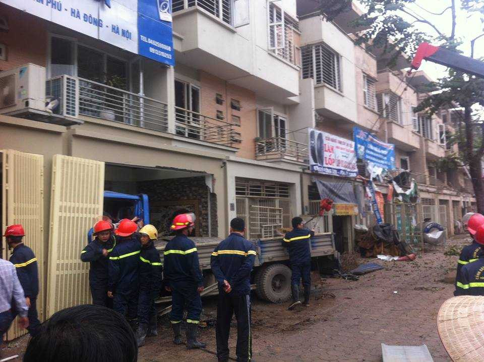 Cứu hộ nạn nhân lái xe tải bị mắc kẹt