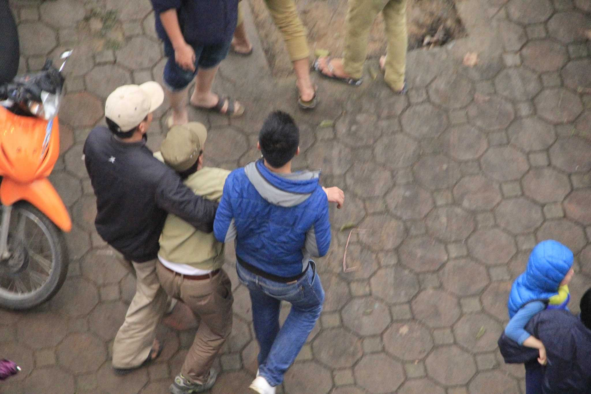 Người nhà phải dìu ông T.