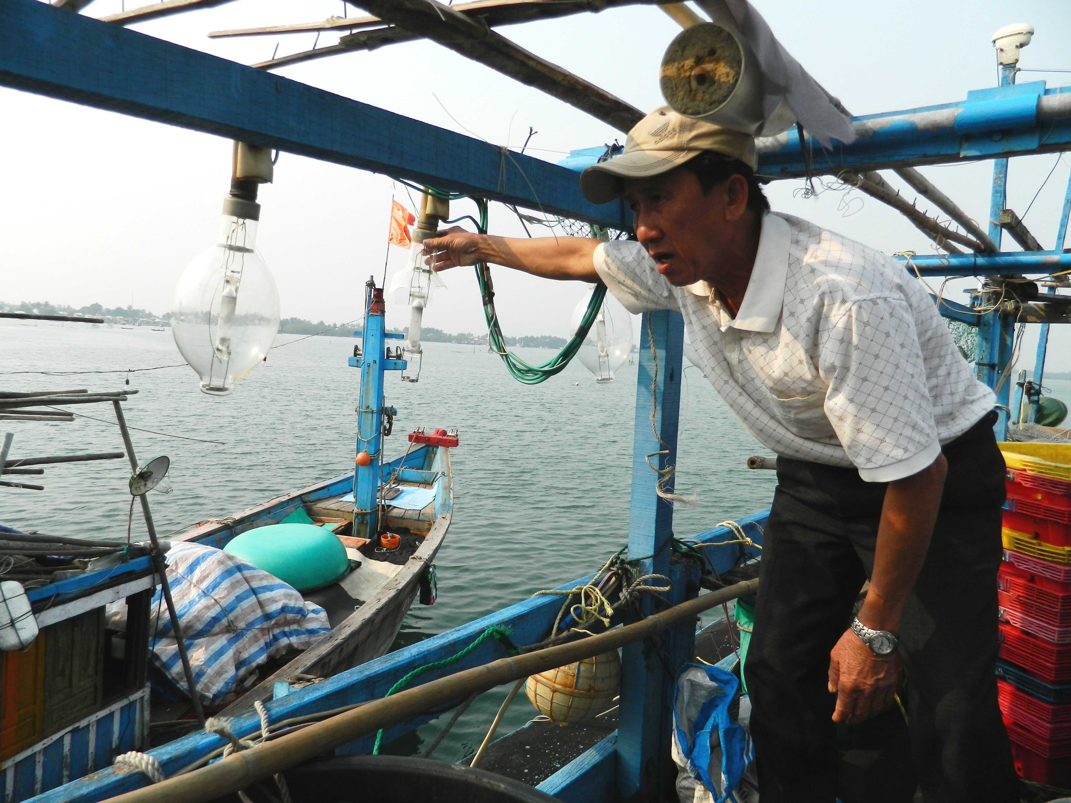 Các bóng đèn bị đạn từ tàu Trung Quốc làm vỡ trên tàu cá của ngư dân Quảng Nam.