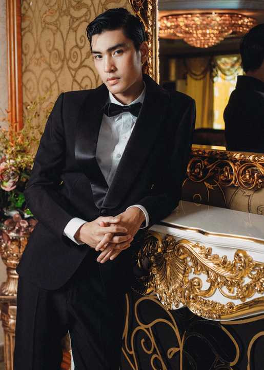 Xuất hiện lại lần này trong BST mới nhất của NTK Trần Minh Dũng, hai chàng mẫu cho thấy hình ảnh trưởng thành, mạnh mẽ và lịch lãm với những bộ suit được may đo riêng vừa vặn và chỉn chu và tinh tế. 