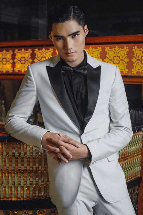 Lúc thì trẻ trung khi kết hợp với áo thun trơn basic, khi thì lại hào hoa với khăn lụa ở cổ, lúc lại vô cùng lịch lãm với tuxedo dạ tiệc sang trọng. 