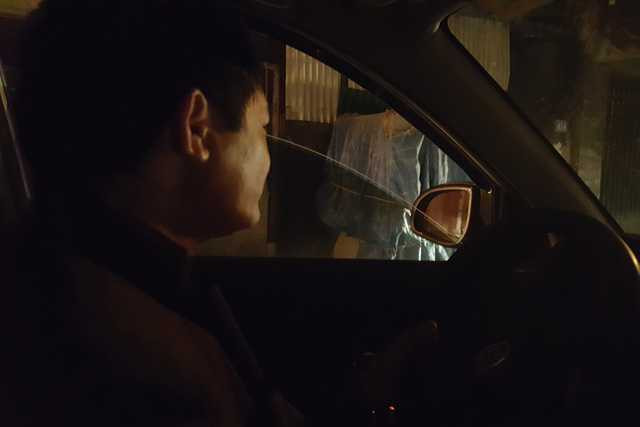 Tài xế Hoàng Văn T. kể về câu chuyện người bố ở Nam Định đưa tro cốt con trai ra công viên. Ảnh: TG