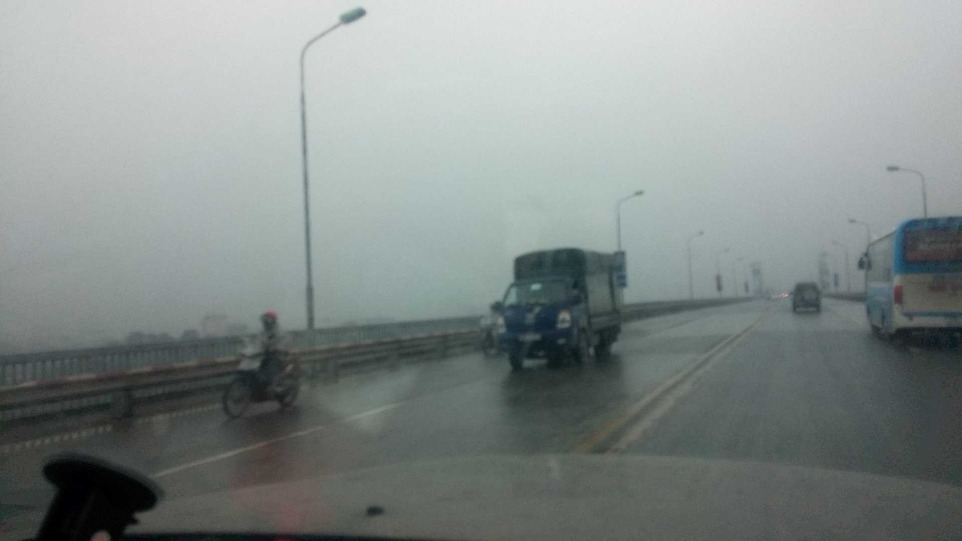 Thách thức tử thần, xe đạp đối đầu ô tô trên cao tốc Nội Bài - Lào Cai