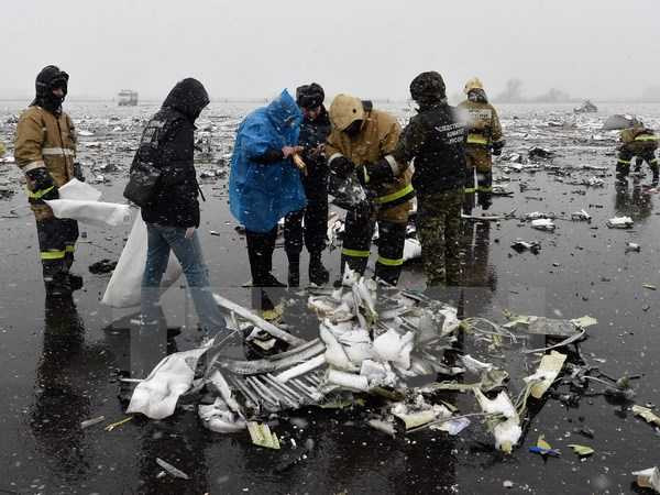 Lực lượng chức năng điều tra tại hiện trường ngổn ngang mảnh vỡ máy bay