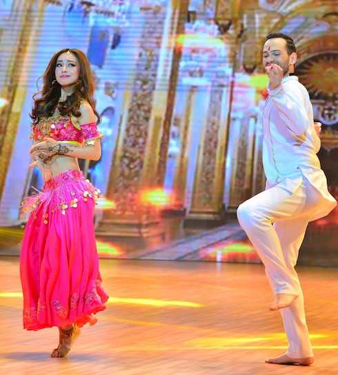 Jennifer Phạm khoe eo thon sexy trong màn tái hiện lại hình tượng nhân vật 'Cô dâu 8 tuổi' qua điệu nhảy Chacha và Bollywood đầy sôi động và cuốn hút.