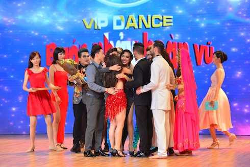 Đây là đêm thi loại. Cặp đôi Khả Ngân – Zhivko nhận được sự bình chọn cao nhất thông qua mạng xã hội và cũng là cặp đôi có tổng điểm quy đổi cao nhất. Còn cặp thí sinh Diệu Nhi có tổng điểm quy đổi thấp nhất nên sẽ dừng chân tại đây. Bên cạnh đó, ở liveshow này, “công chúa” Lâm Chi Khanh vì chấn thương phần mềm ở cổ trong quá trình tập luyện nên đã phải dừng tham gia cuộc thi trong sự nuối tiếc của các fan hâm mộ. Đây là đêm thi loại. Cặp đôi Khả Ngân – Zhivko nhận được sự bình chọn cao nhất thông qua mạng <a href='https://vtcnews.vn/xa-hoi.2.0.html' >xã hội</a> và cũng là cặp đôi có tổng điểm quy đổi cao nhất. Còn cặp thí sinh Diệu Nhi có tổng điểm quy đổi thấp nhất nên sẽ dừng chân tại đây. Bên cạnh đó, ở liveshow này, “công chúa” Lâm Chi Khanh vì chấn thương phần mềm ở cổ trong quá trình tập luyện nên đã phải dừng tham gia cuộc thi trong sự nuối tiếc của các fan hâm mộ.