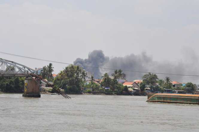 Tại hiện trường, chiếc sà lan lật ngửa (Ảnh: Bạn đọc Nguyễn Trọng Hiếu/TTO)