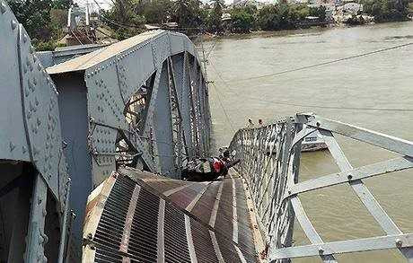 Các nạn nhân bị rơi xuống sông, xe máy còn trên cầu (Ảnh: Bạn đọc Nguyen/ Zing.vn)